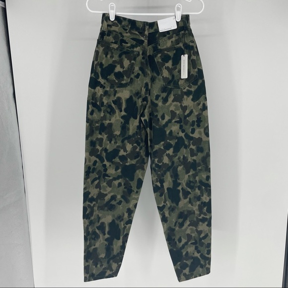 WeWoreWhat NWT Dani Boyfriend in Olive Camo Printed Rigid Denim Size 24 - Picture 2 of 9